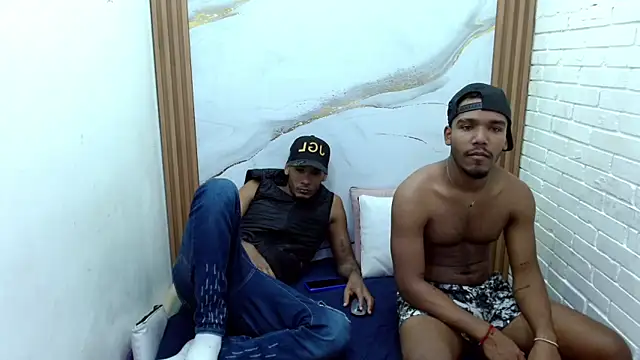 Snapshot of Straight_latinX chatting on 11-30-25, 08:42 Straight latinX online show from 11-30-25, 08:42