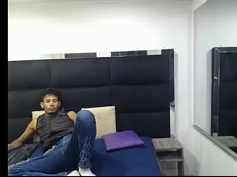 Snapshot of Straight_latinX chatting on 11-30-25, 04:13 Straight latinX online show from 11-30-25, 04:13