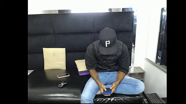 Snapshot of Straight_latinX chatting on 11-23-25, 05:39 Straight latinX online show from 11-23-25, 05:39