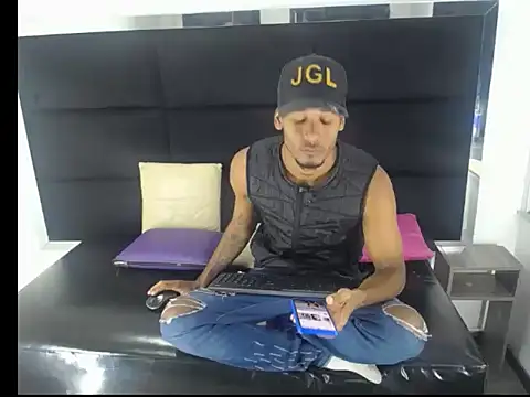 Snapshot of Straight_latinX chatting on 11-29-25, 03:17 Straight latinX online show from 11-29-25, 03:17