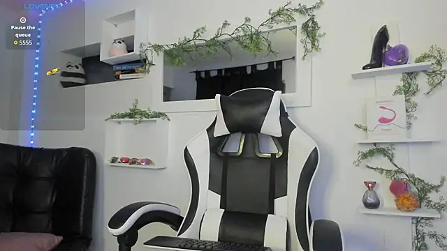 Ariel Laurentt online show from 02-19-26, 03:47