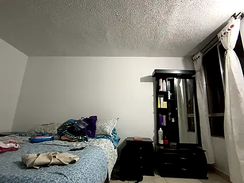 Snapshot of LyaRose chatting on 11-28-25, 01:17 LyaRose online show from 11-28-25, 01:17