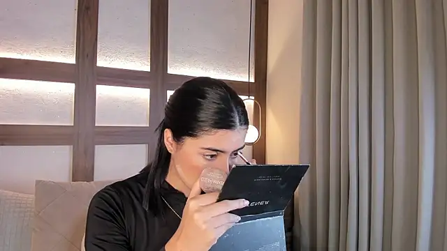 SarhaVega online show from 03-30-26, 01:12