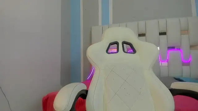 mask red girl online show from 02-13-26, 12:38