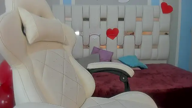 mask red girl online show from 02-19-26, 12:24