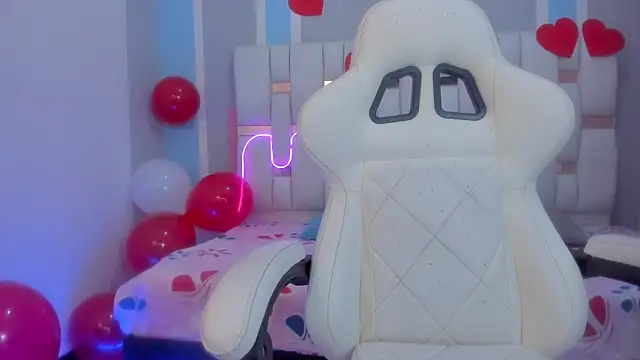 mask red girl online show from 02-16-26, 12:37