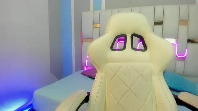 mask red girl online show from 02-07-26, 12:35