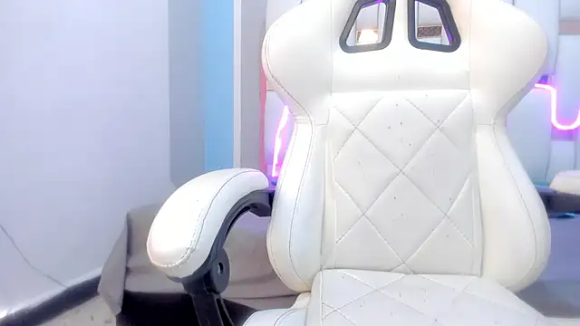 mask red girl online show from 02-05-26, 01:07