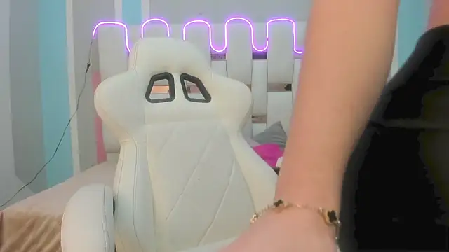 mask red girl online show from 01-07-26, 12:43