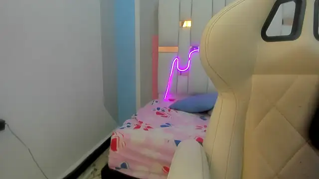 mask red girl online show from 02-10-26, 12:37