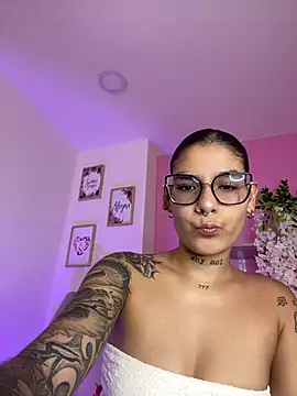 LauraRaider online show from 07-11-26, 01:06