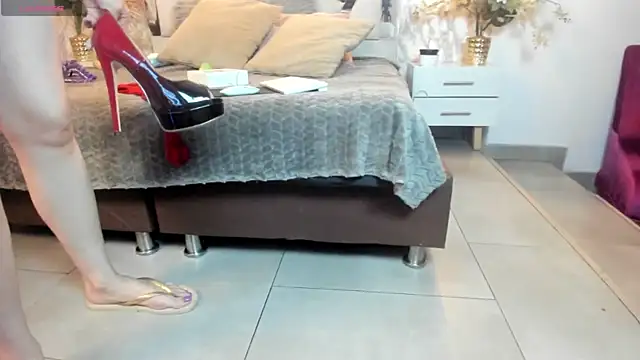 Snapshot of Mysterius_Woman chatting on 12-21-25, 01:02 Mysterius Woman online show from 12-21-25, 01:02