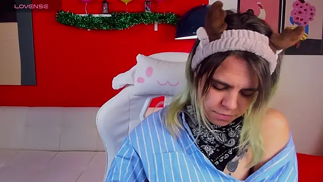 Snapshot of LiraBelle chatting on 12-19-25, 03:21 LiraBelle online show from 12-19-25, 03:21