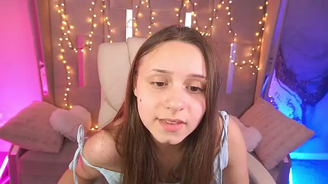 Snapshot of TinyNatalie chatting on 05-08-26, 01:37 TinyNatalie online show from 05-08-26, 01:37