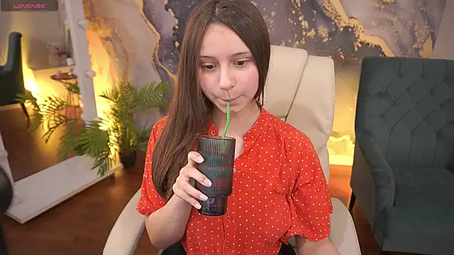 Snapshot of TinyNatalie chatting on 05-26-26, 01:53 TinyNatalie online show from 05-26-26, 01:53