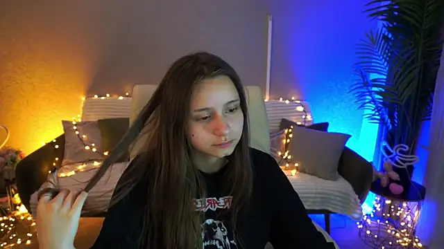Snapshot of TinyNatalie chatting on 05-18-26, 04:18 TinyNatalie online show from 05-18-26, 04:18