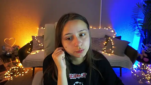 Snapshot of TinyNatalie chatting on 05-17-26, 08:20 TinyNatalie online show from 05-17-26, 08:20
