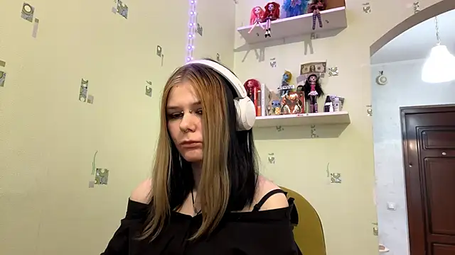 TraceeSchutt online show from 12-21-25, 01:13