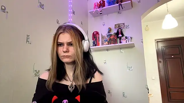 TraceeSchutt online show from 12-22-25, 01:11