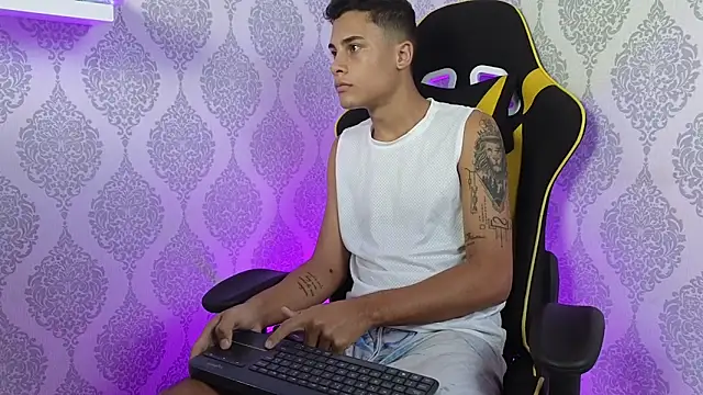 Snapshot of The_big_twink_x chatting on 11-24-25, 07:25 The big twink x online show from 11-24-25, 07:25