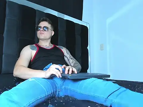 Snapshot of leon_cumming chatting on 02-09-26, 11:47 leon cumming online show from 02-09-26, 11:47