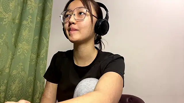 LinaClous online show from 12-14-25, 01:28