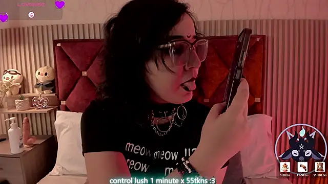 Snapshot of Kiri_Velvet chatting on 05-27-26, 08:16 Kiri Velvet online show from 05-27-26, 08:16