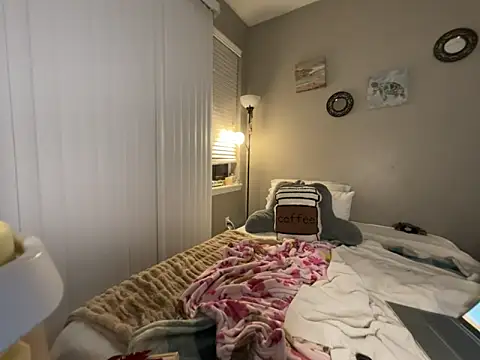 renesmaelily222 online show from 02-25-26, 04:12