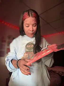 Snapshot of A_Good_Witch chatting on 05-08-26, 12:53 A Good Witch online show from 05-08-26, 12:53