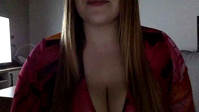 Snapshot of Blue-Coxy chatting on 12-04-25, 10:20 Blue-Coxy online show from 12-04-25, 10:20