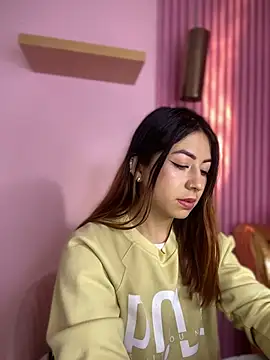 Snapshot of MaddieHunter chatting on 12-17-25, 01:16 MaddieHunter online show from 12-17-25, 01:16