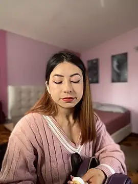 Snapshot of MaddieHunter chatting on 12-18-25, 01:26 MaddieHunter online show from 12-18-25, 01:26