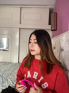 Snapshot of MaddieHunter chatting on 11-25-25, 01:44 MaddieHunter online show from 11-25-25, 01:44