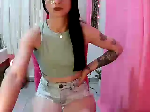 Snapshot of MissDominicc chatting on 12-14-25, 01:23 MissDominicc online show from 12-14-25, 01:23