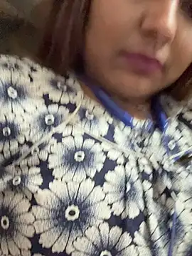 Snapshot of Tamil_Smiley_Queen chatting on 01-16-26, 06:23 Tamil Smiley Queen online show from 01-16-26, 06:23