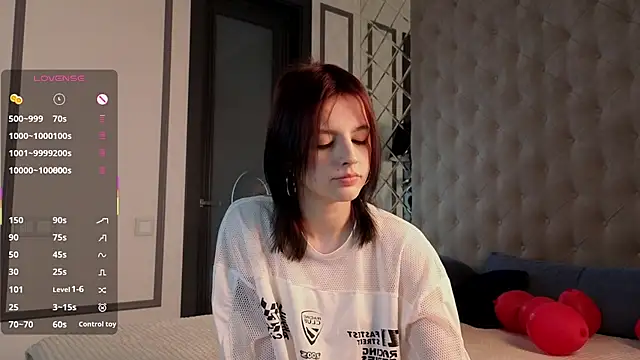 Snapshot of SharaSauer chatting on 02-16-26, 01:04 SharaSauer online show from 02-16-26, 01:04