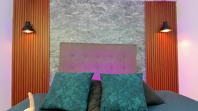 Snapshot of ariawhite1 chatting on 11-25-25, 11:32 ariawhite1 online show from 11-25-25, 11:32