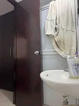 Snapshot of Miia_moonn chatting on 12-22-25, 11:32 Miia moonn online show from 12-22-25, 11:32