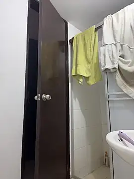 Snapshot of Miia_moonn chatting on 12-20-25, 11:35 Miia moonn online show from 12-20-25, 11:35