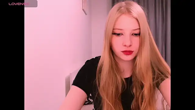 Snapshot of _Milana_Sparkl75_ chatting on 12-16-25, 08:13 Milana Sparkl75 online show from 12-16-25, 08:13