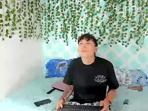 bradboyhot06 online show from 12-16-25, 07:51