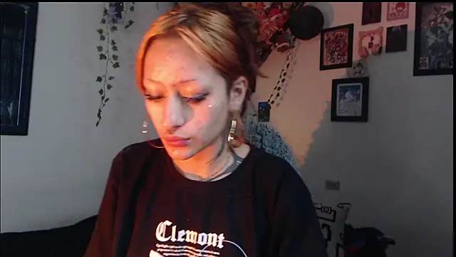 Snapshot of Layla_quinn chatting on 06-07-26, 12:32 Layla quinn online show from 06-07-26, 12:32