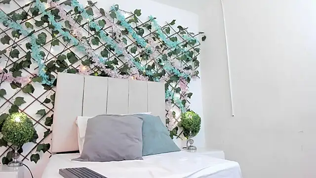 CharlotteBlossom online show from 12-20-25, 08:55