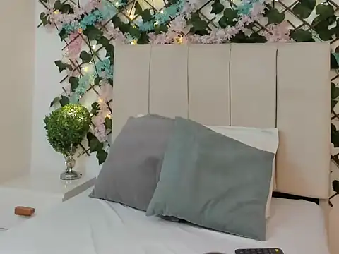 CharlotteBlossom online show from 12-21-25, 08:31