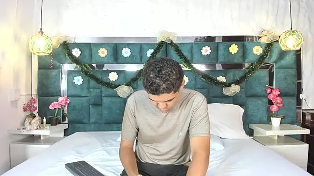 Snapshot of _bonnyandclyde chatting on 12-16-25, 11:36 bonnyandclyde online show from 12-16-25, 11:36