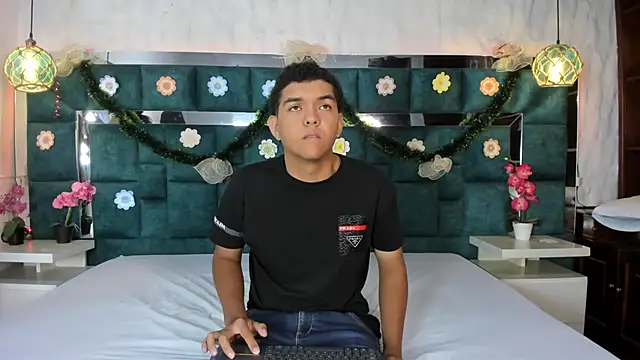 Snapshot of _bonnyandclyde chatting on 12-14-25, 11:49 bonnyandclyde online show from 12-14-25, 11:49