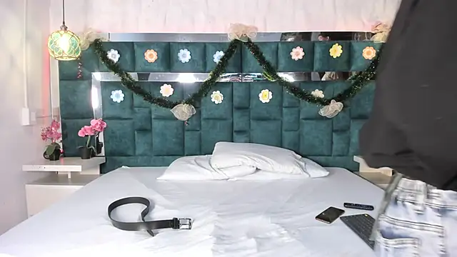 Snapshot of _bonnyandclyde chatting on 12-15-25, 11:49 bonnyandclyde online show from 12-15-25, 11:49