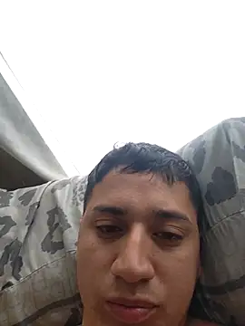 Snapshot of Alvarezz0202 chatting on 02-15-26, 01:43 Alvarezz0202 online show from 02-15-26, 01:43