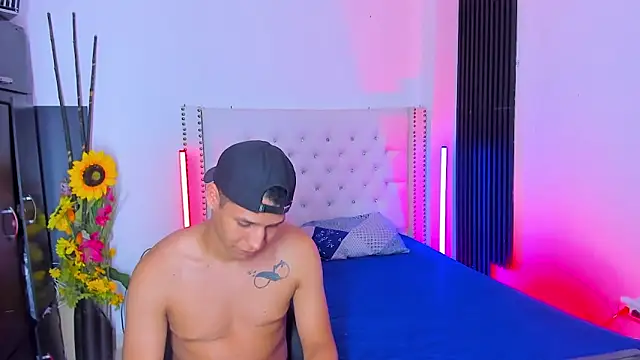 Bigcock Latin21 online show from 12-13-25, 09:54