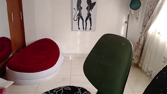 Snapshot of vivian-milf chatting on 11-30-25, 12:17 vivian-milf online show from 11-30-25, 12:17